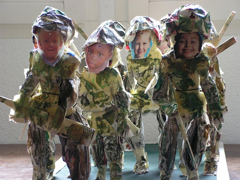 Kindersoldaten 4, 2007, Zeitung-Fotoausriss, 41x38x80.jpg